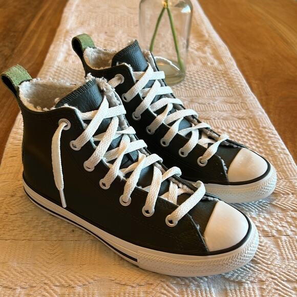 Chuck Taylor Sherpa lined leather youth size 2 - Picture 2 of 10